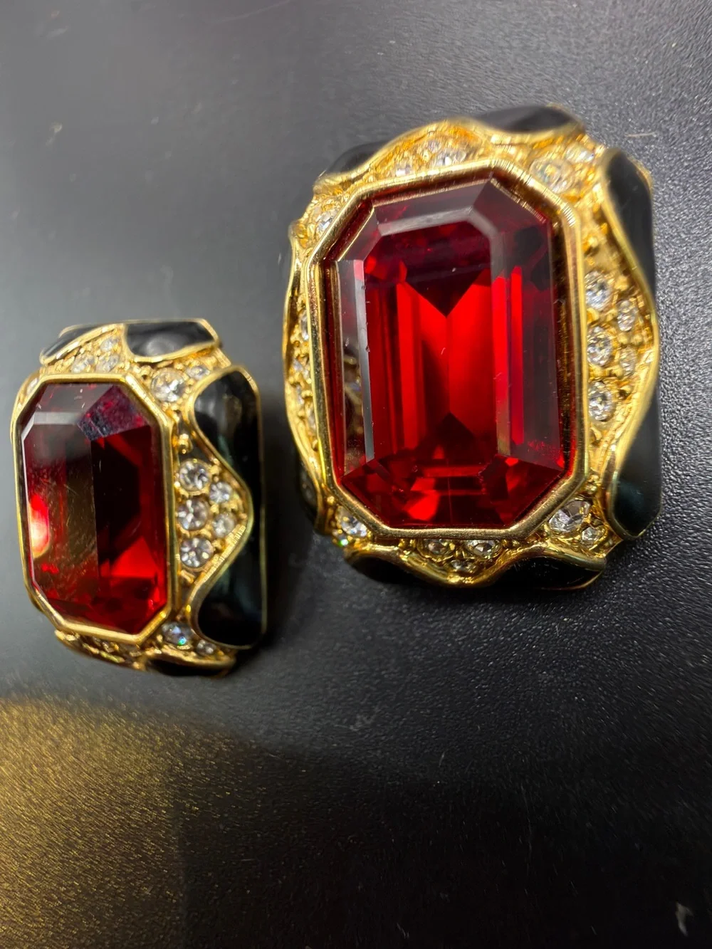 SWAROVSKI RED FACETED EMERALD CUT CRYSTAL GOLD TONE BLACK ENAMEL CLIP EARRINGS - Picture 2 of 6